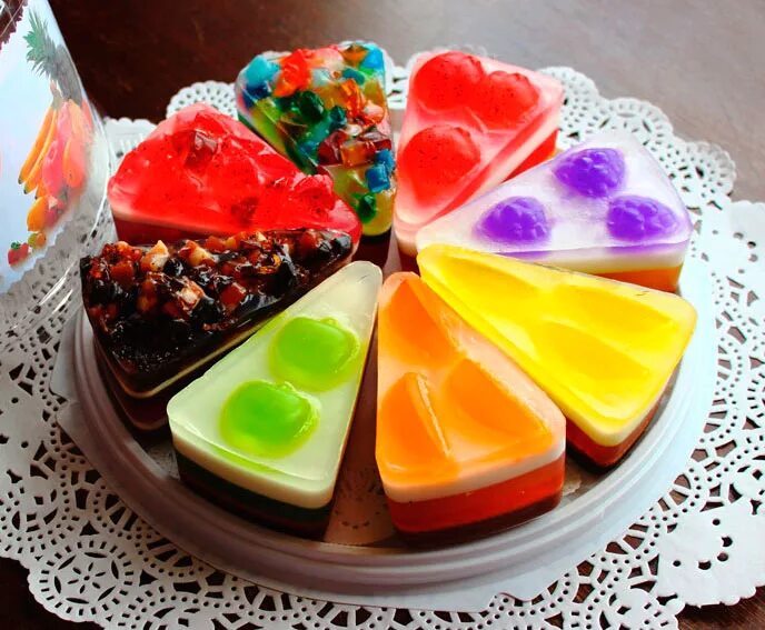 Желе для украшения торта. Торт с желе. Желе для украшения торта. Украшение торта фруктами. Желейный торт с фруктами.