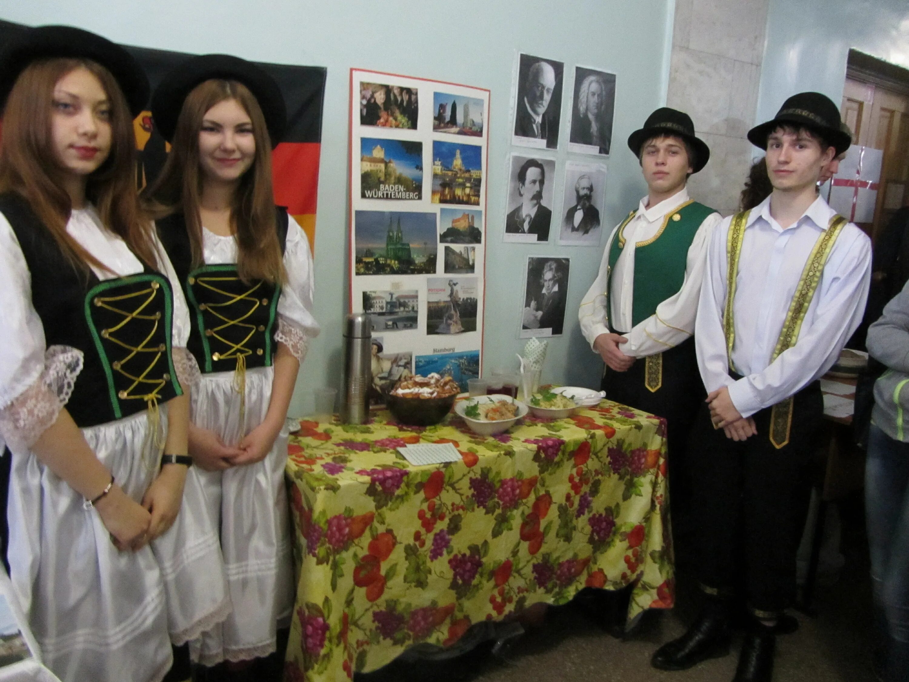 Центр немецкого языка. Курсы немецкого языка в нижнем новгороде. Deutsch zentrum картинки. 1 немецкий центр. Фасадные вывески для госучреждений.