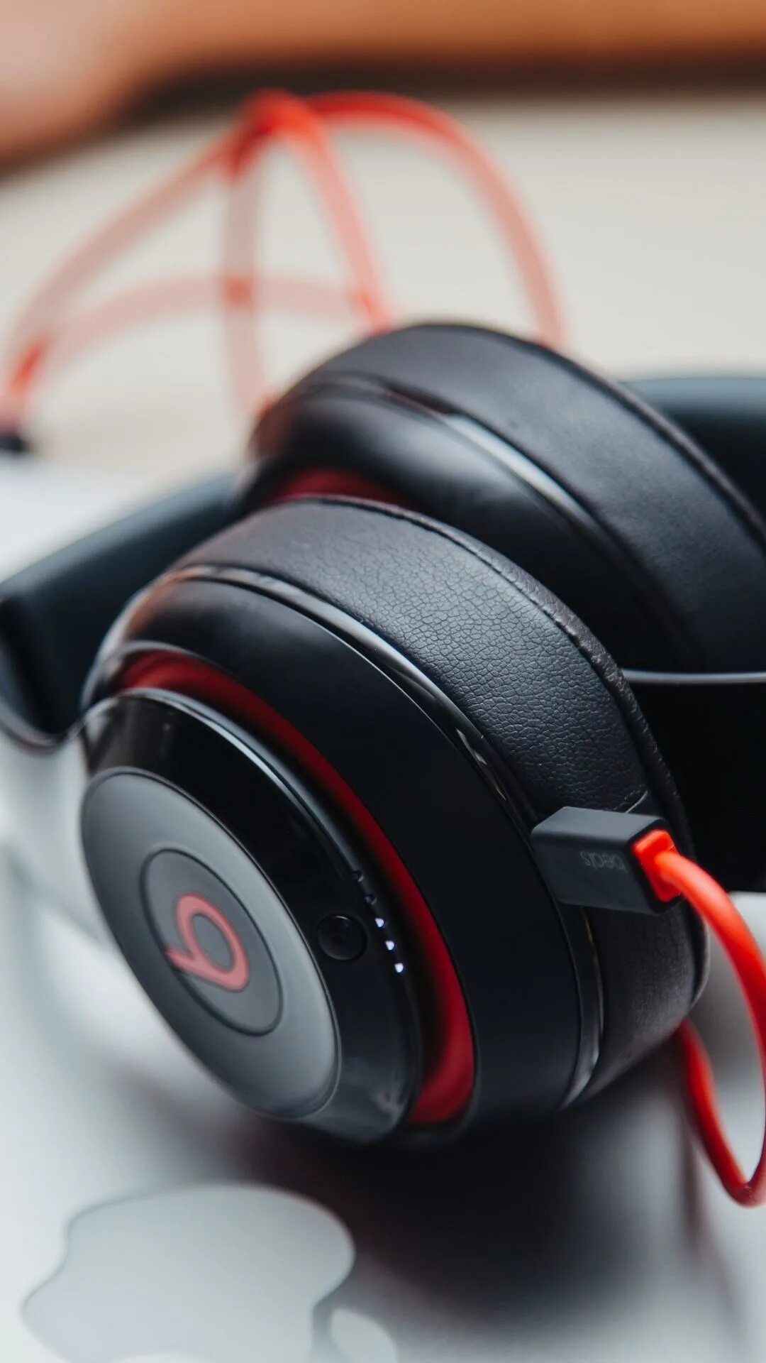 Наушники beats solo2 wireless. Крути наушники. Наушники beats с ушками. Приложение для наушников hyperx cloud stinger. Крути наушники.