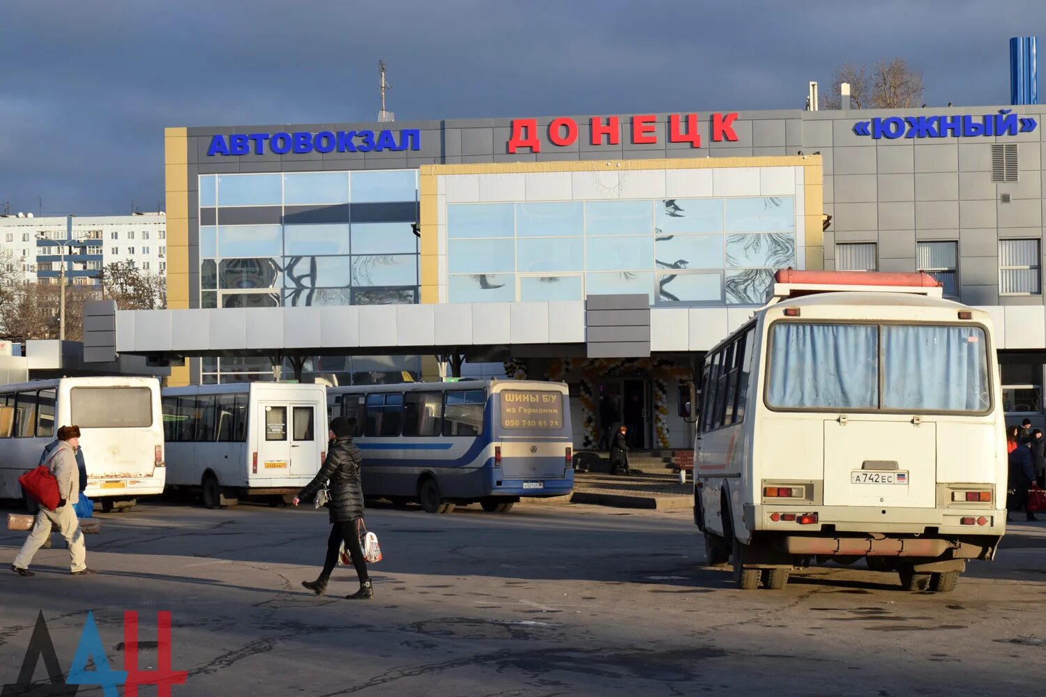 Автовокзал первый автобус. Донецкий автовокзал Южный. Автовокзал Южный Донецк ДНР. Автобус Южный Донецк. Автобус Донецк автовокзал.