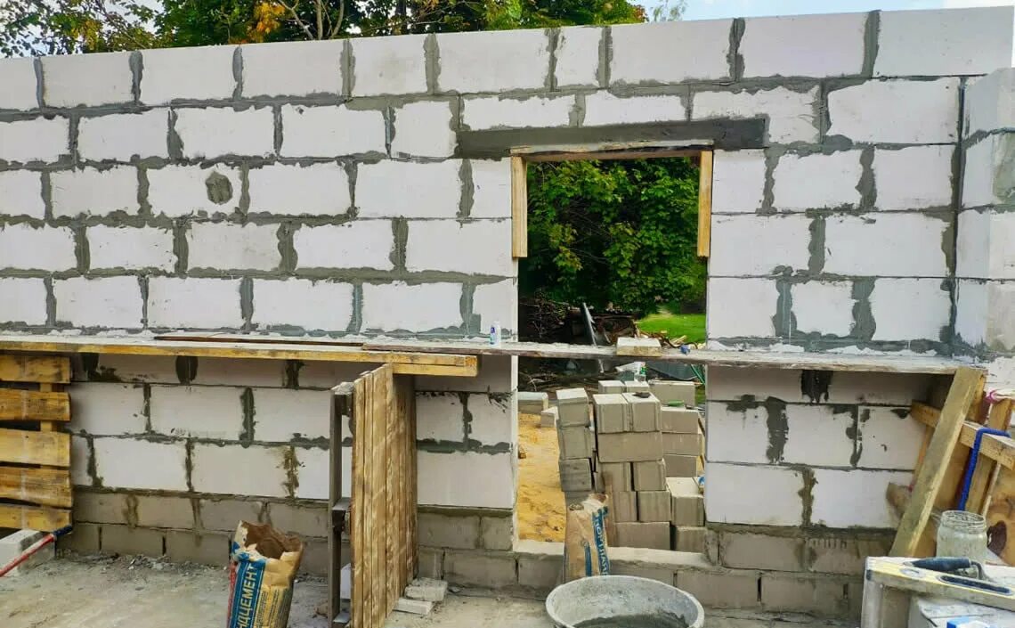 Мастерская из газоблока. Мастерская из газобетона проекты. Гараж из пеноблоков. Стена гаража из газоблоков. Гараж из газоблока.