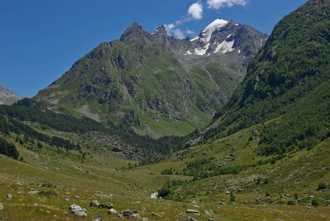 ущелье махар карачаево черкесия. домбай. махар высоко в горах. ущелье реки гондарай. маруха карачаева черкессия.