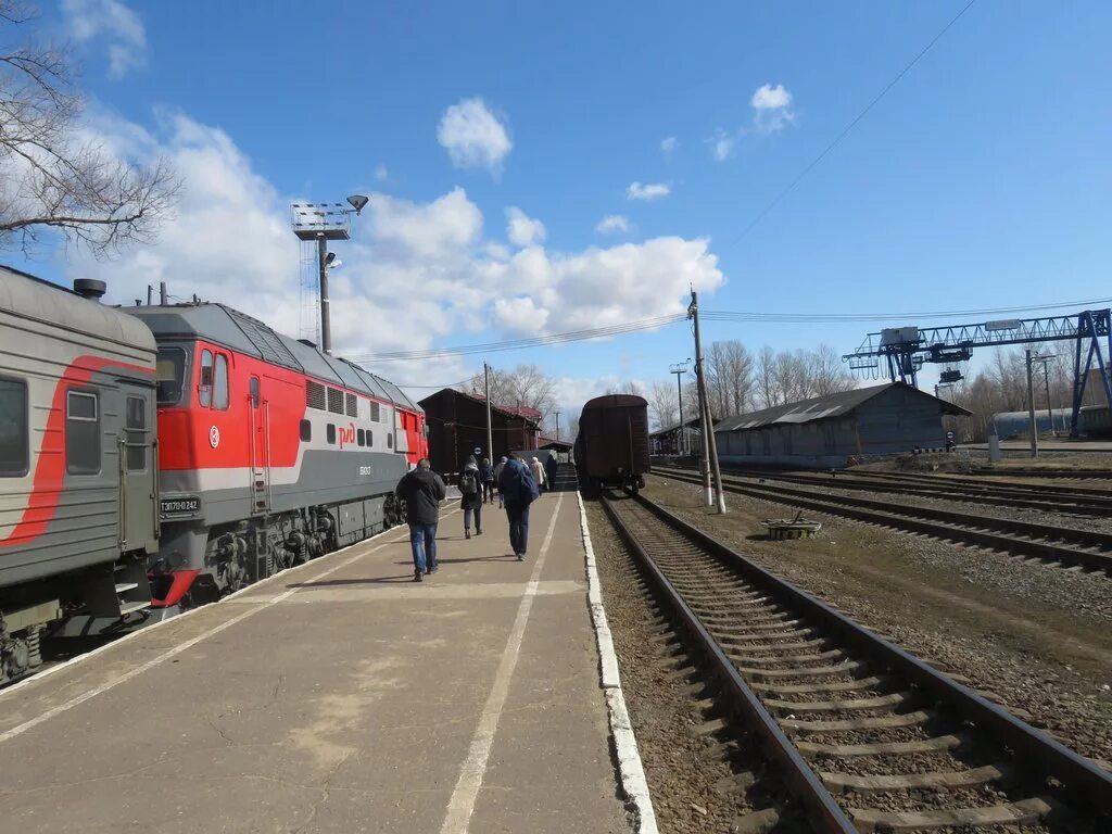 Санкт петербург угловка. Поезд боровичи угловка. вокзал угловка. угловка станция жд. электричка угловка боровичи.