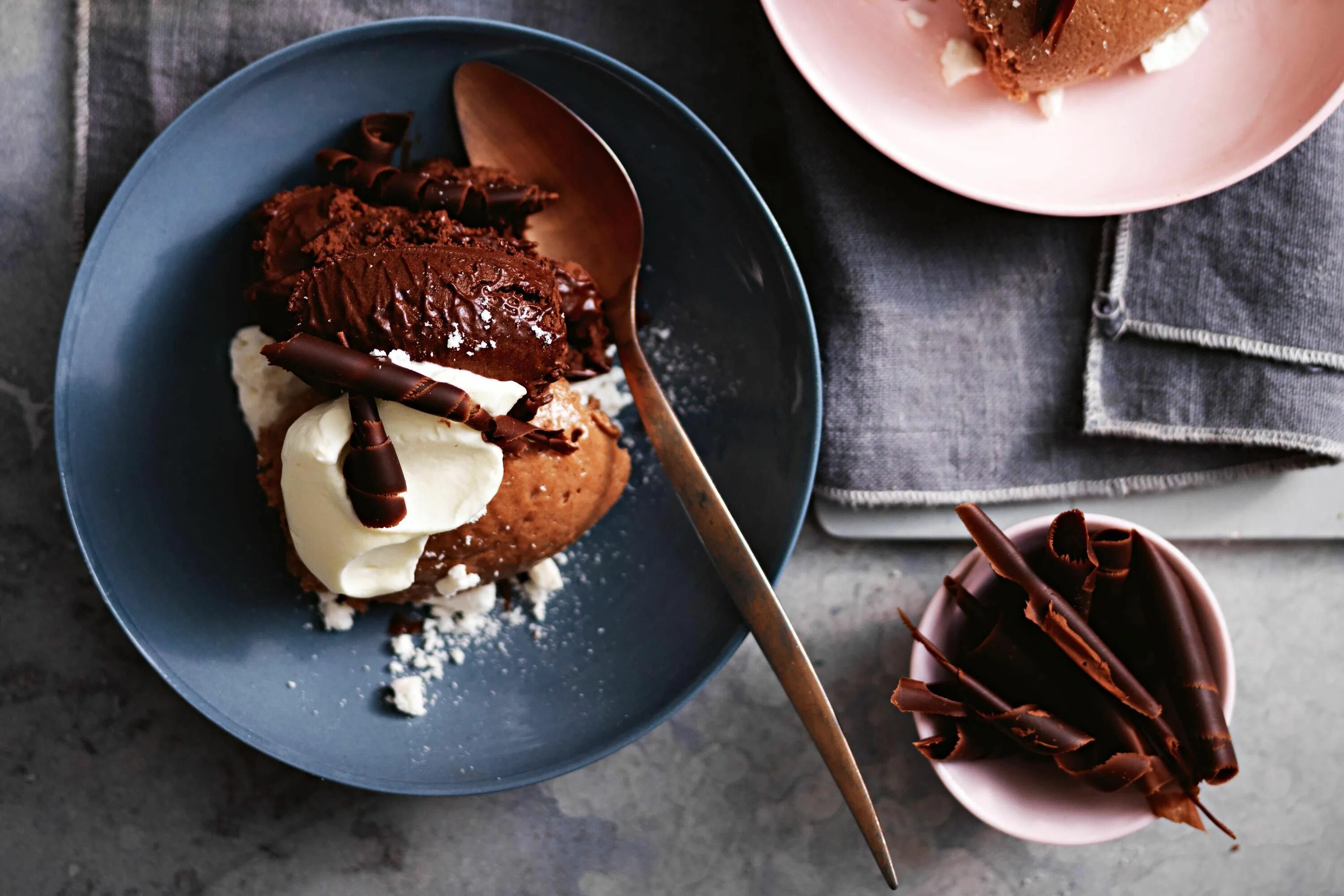 Десерт колодец любви рецепт. Шоколадный мусс «ПАТ-А-бомб». Шоколадный мусс Найджелы Лоусон. Десерт Билберри мусс. Шоколадный десерт.