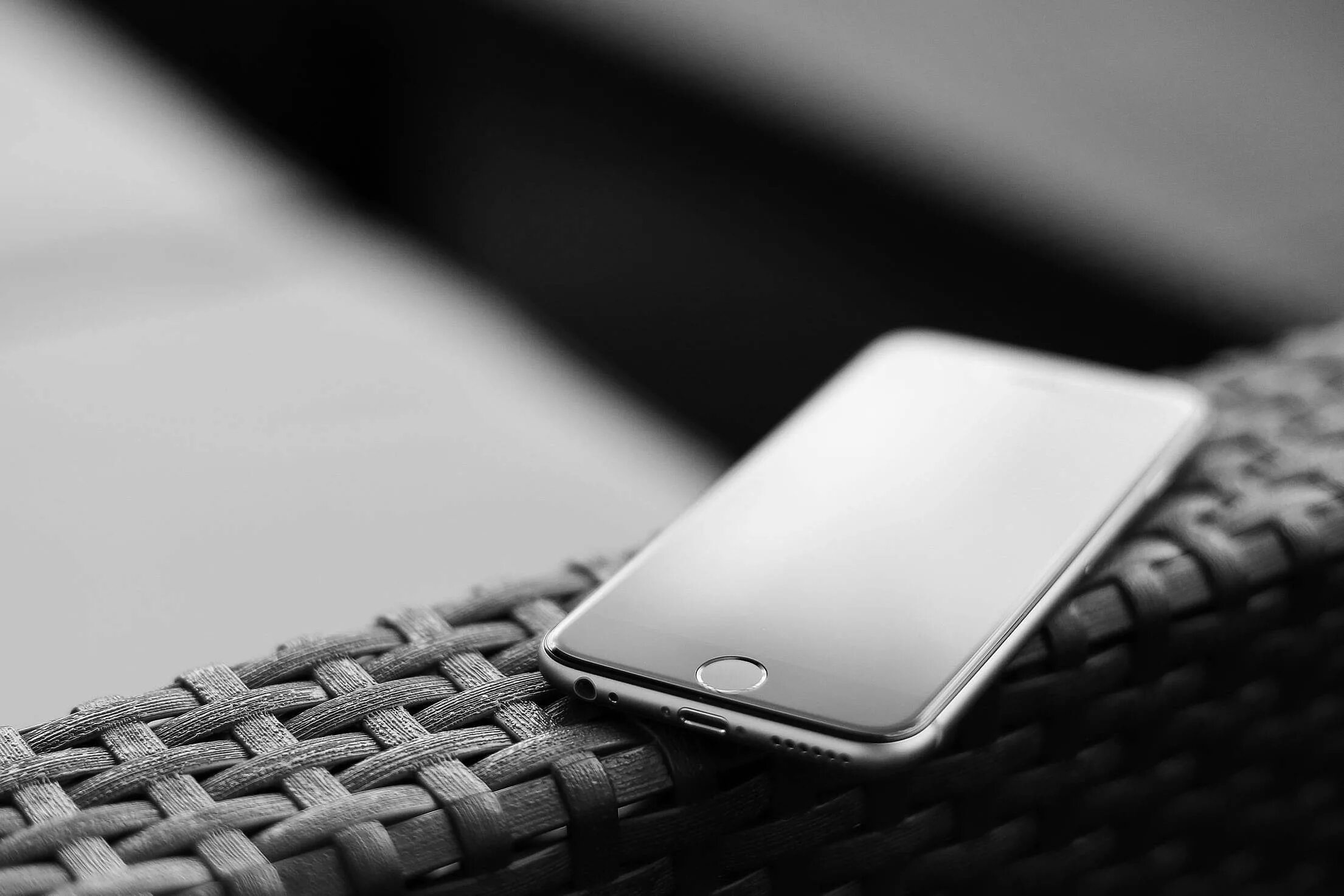 Сколько будет стоить р фон смартфон. Фон на айфон. обои на смартфон. фон для смартфона. смартфон на столе.