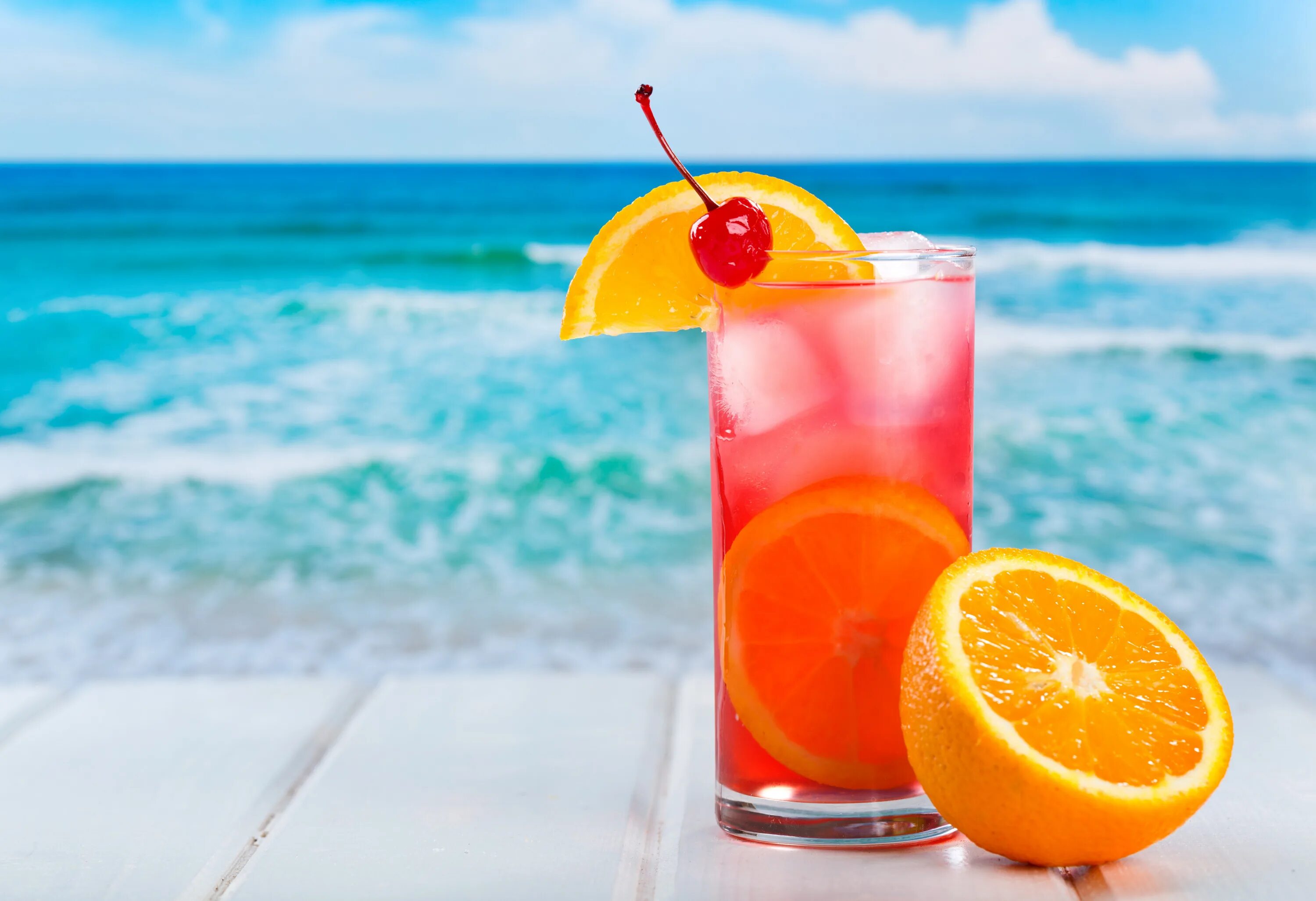 Лето будет телефон. Коктейль на пляже. Летние коктейли. Лето море. Море пляж коктейль.