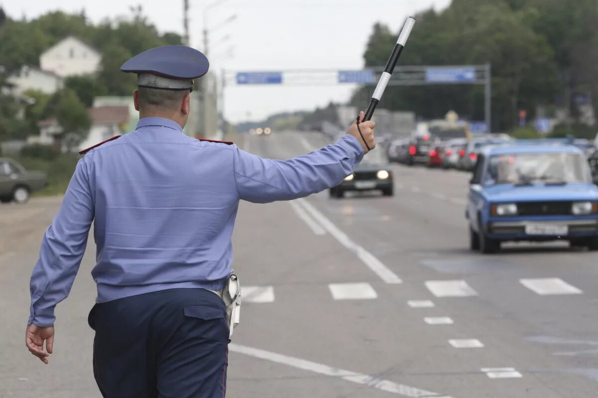Инспектор дпс. Может ли гаишник оштрафовать. Может ли гаишник оштрафовать. Гаишник останавливает машину. Гаишник штраф.