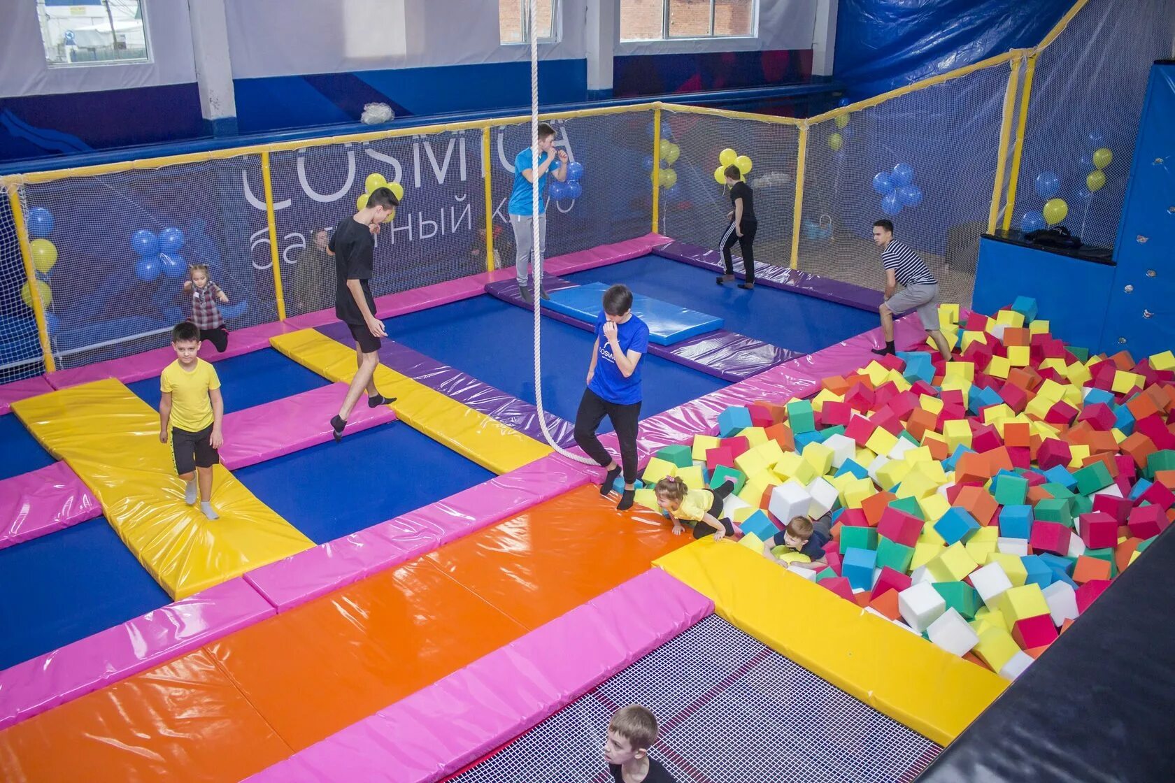 Аттракцион батут. Батуты лабиринт централ парк курск. Батуты курск. Заневский парк батуты. Надувной городок для детей.
