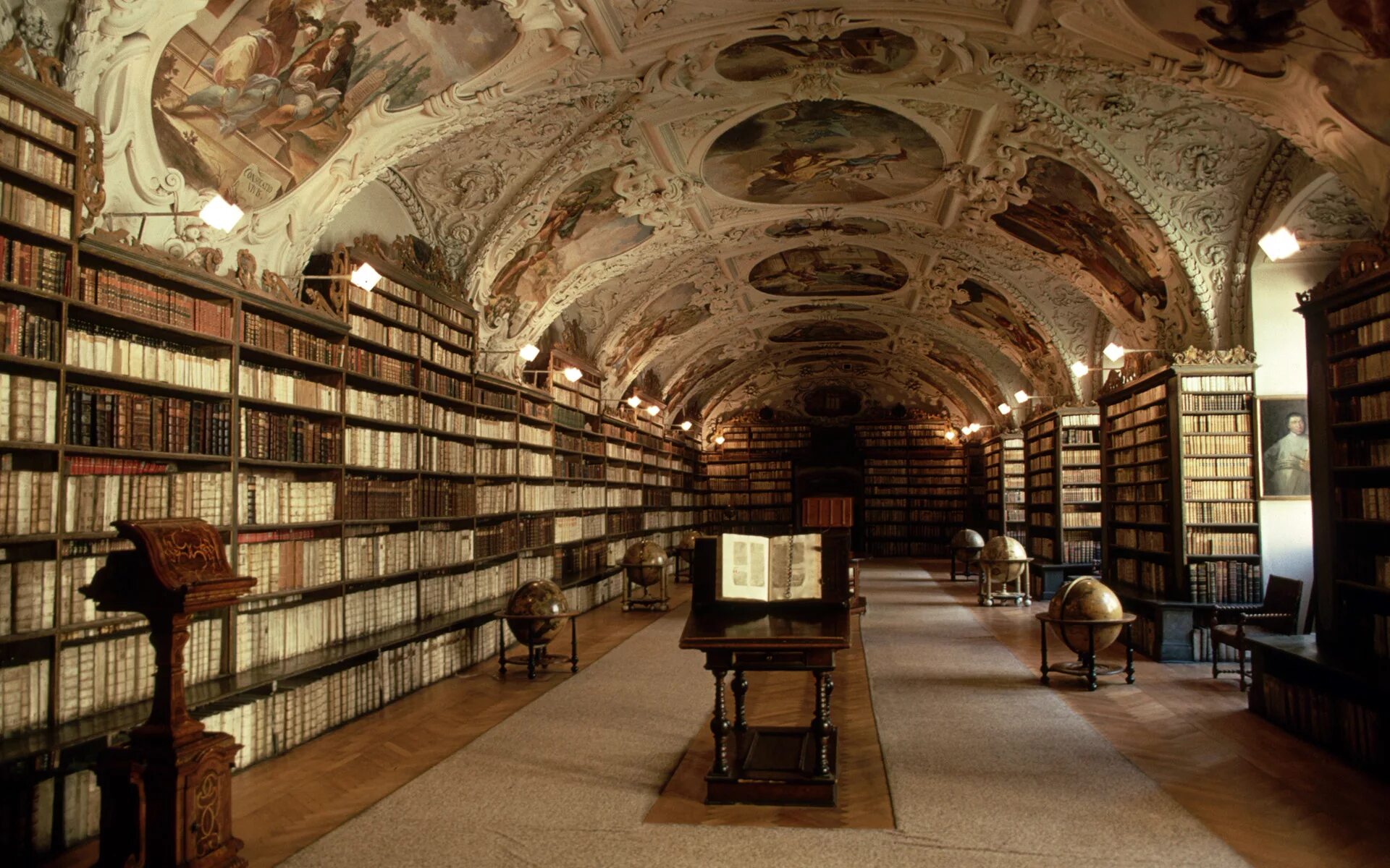 Библиотека в ней находится. Библиотека в Праге Клементинум. Национальная библиотека Прага Клементинум.