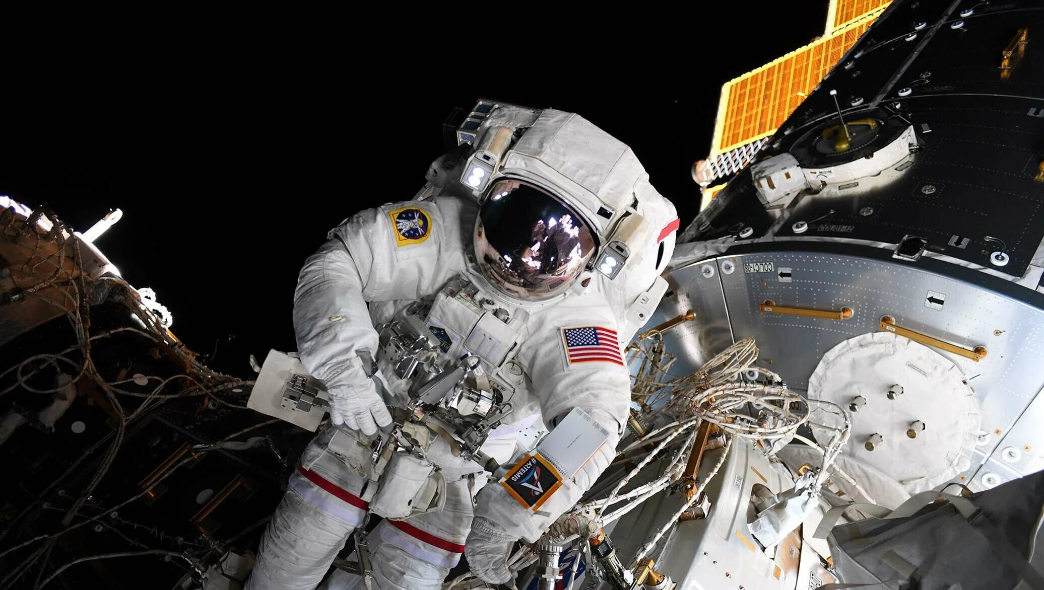 Скафандры НАСА на МКС. Космонавт НАСА В открытом космосе. Астронавты НАСА В космосе. Скафандр МКС США.