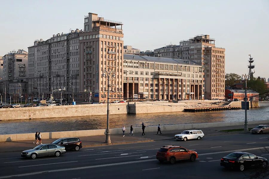 Дом на набережной сайт. Жилой комплекс на Берсеневской набережной в Москве. Дом правительства на Берсеневской набережной. Дом правительства дом на набережной в Москве.