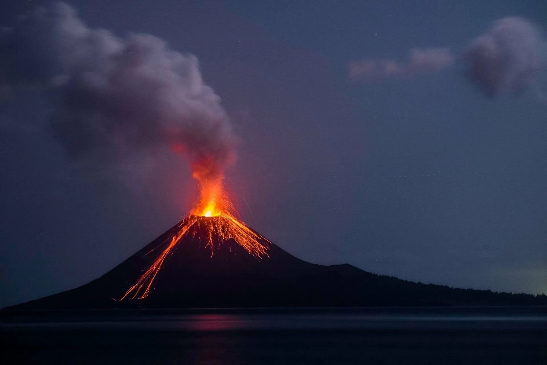Наивысший действующий вулкан европы. Мауна-Лоа вулкан. Извержение вулкана Мауна Лоа. Самый большой вулкан в мире Мауна Лоа. Вулкан Кракатау.