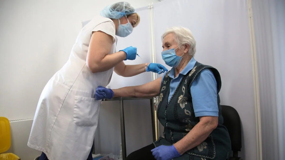 Пожилые люди вакцинация картинка. Дом престарелых в новосибирске больница. Сезонная вакцинация. Вакцинация на дом москва. Пожилые люди вакцинация картинка.