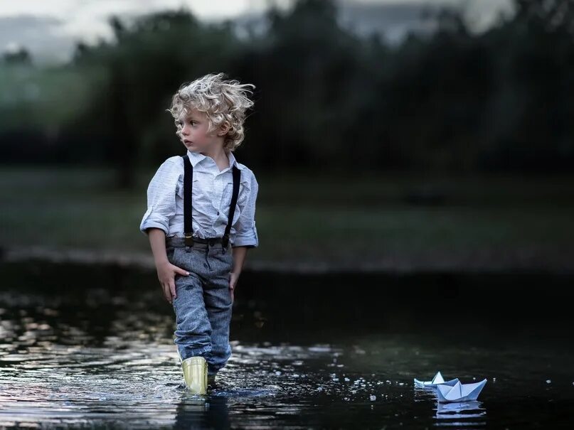 Мужик в ручье. Мальчик с корабликом. Река для детей. Мальчик на реке. Деревенский мальчик.