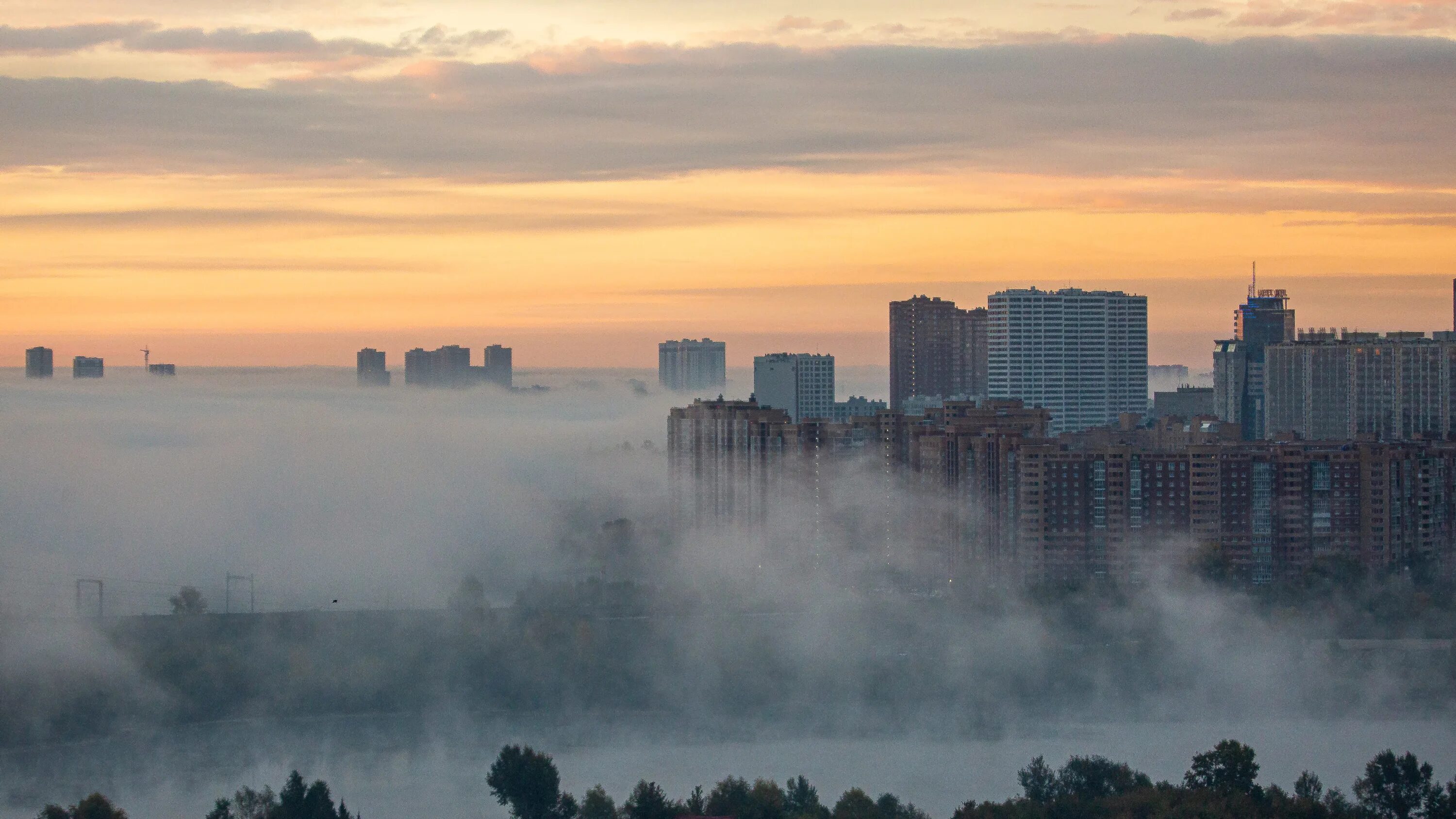 Утром 13. Город в тумане. Туманный город. Утренний туман. Раннее утро в городе.
