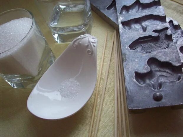 сосательный петушки ссср. сахарные петушки. золотой петушок леденец ссср. карамель на палочке в домашних условиях. карамель жженый сахар.