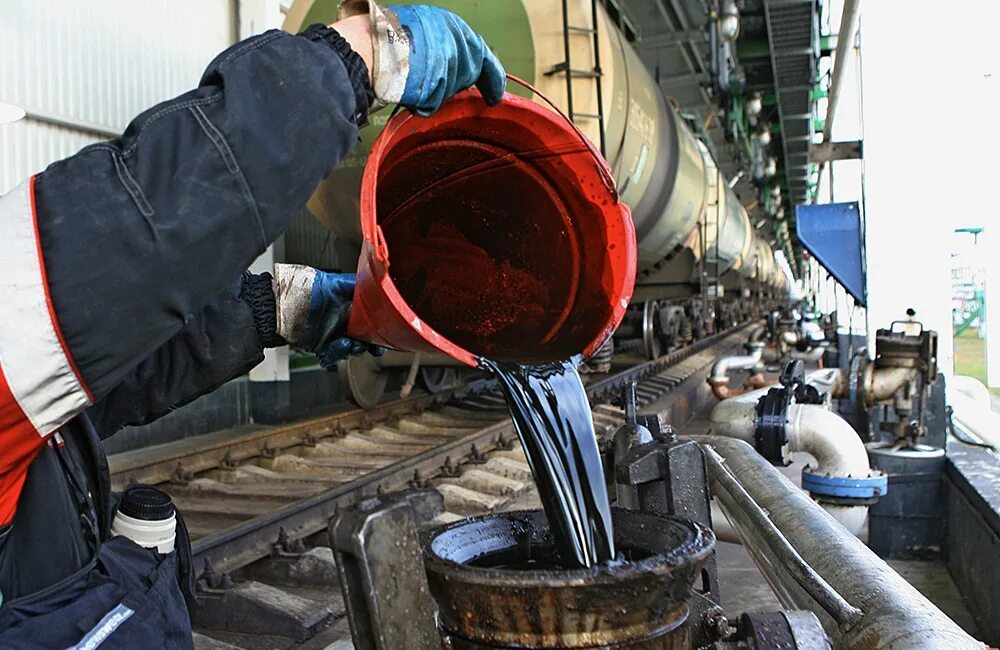 отбор проб на азс. C. трубопроводный транспорт волго вятского района. горячие нефтепродукты. транспортировка нефти.