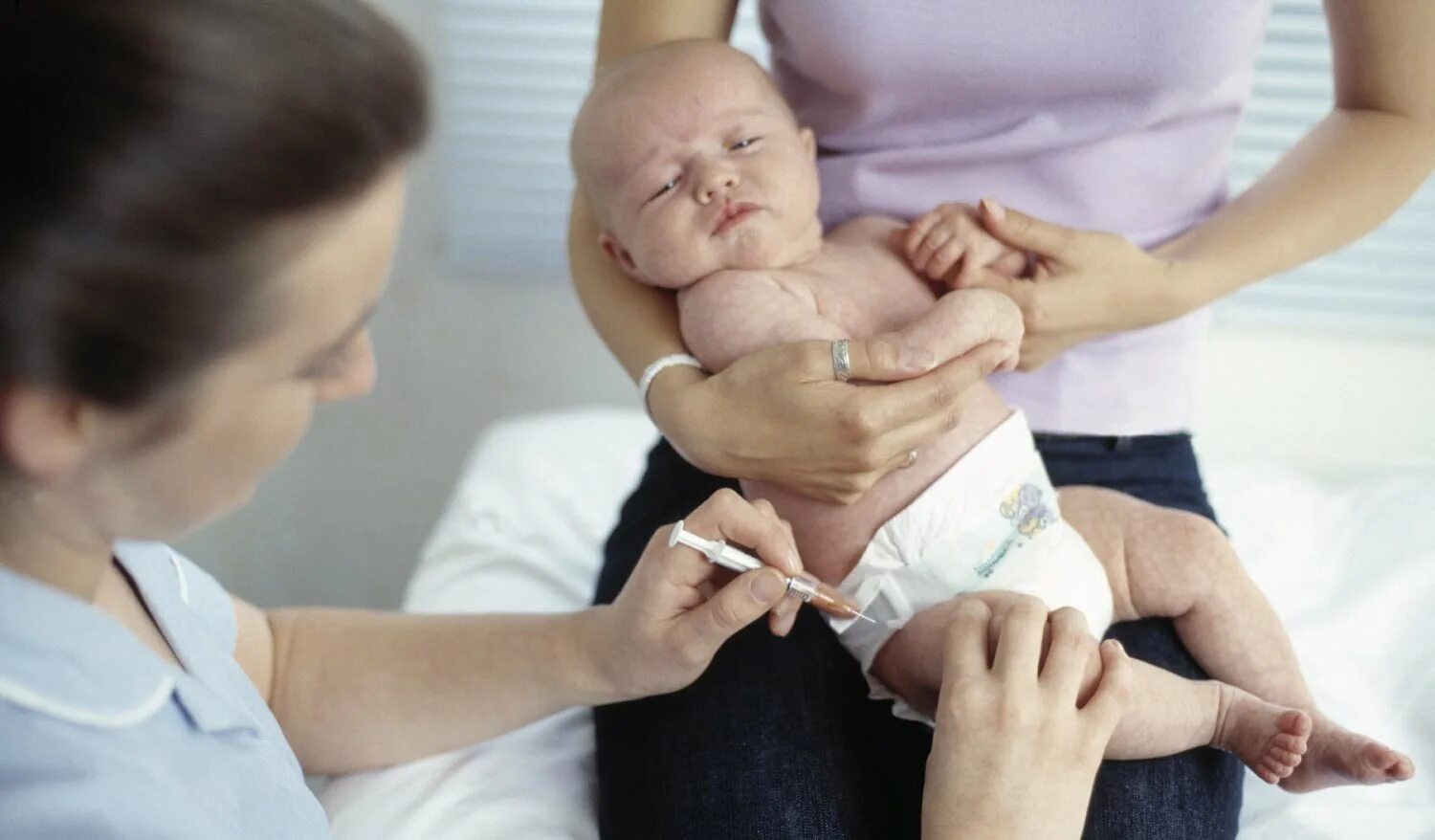 Гепатит в вакцинация новорожденных. Техника постановки прививки. Введение вакцины в бедро. Вакцинация детей в бедро детям.