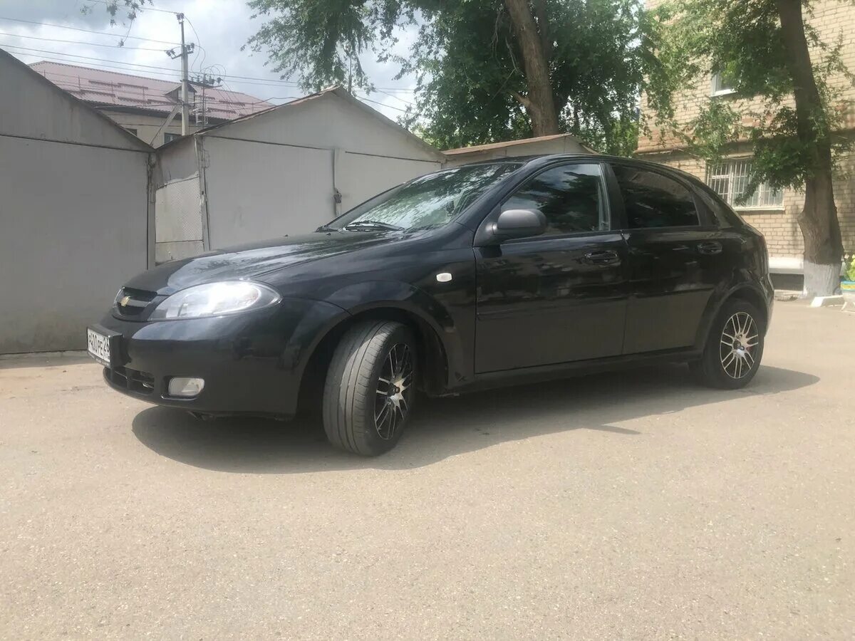 Купить шевроле в череповце. Chevrolet Lacetti хэтчбек черный. Шевроле Лачетти черного цвета. Лачетти черный Кол цвета. P0352 Шевроле Лачетти.