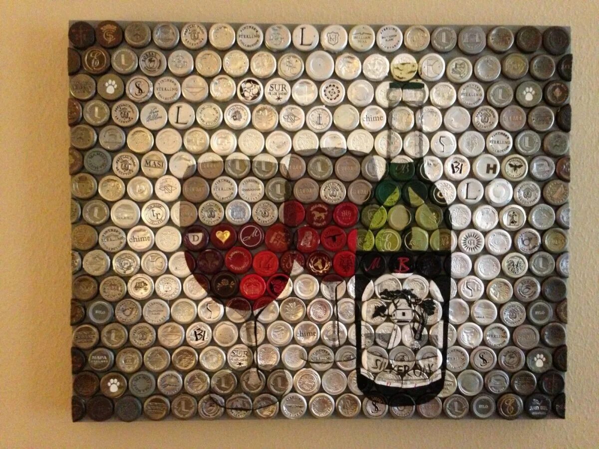 Панно из пластиковых крышек. Панно из винных пробок на стену. Панно из бутылочных пробок. Панно из баклажки. Интерьерные поделки из крышек.