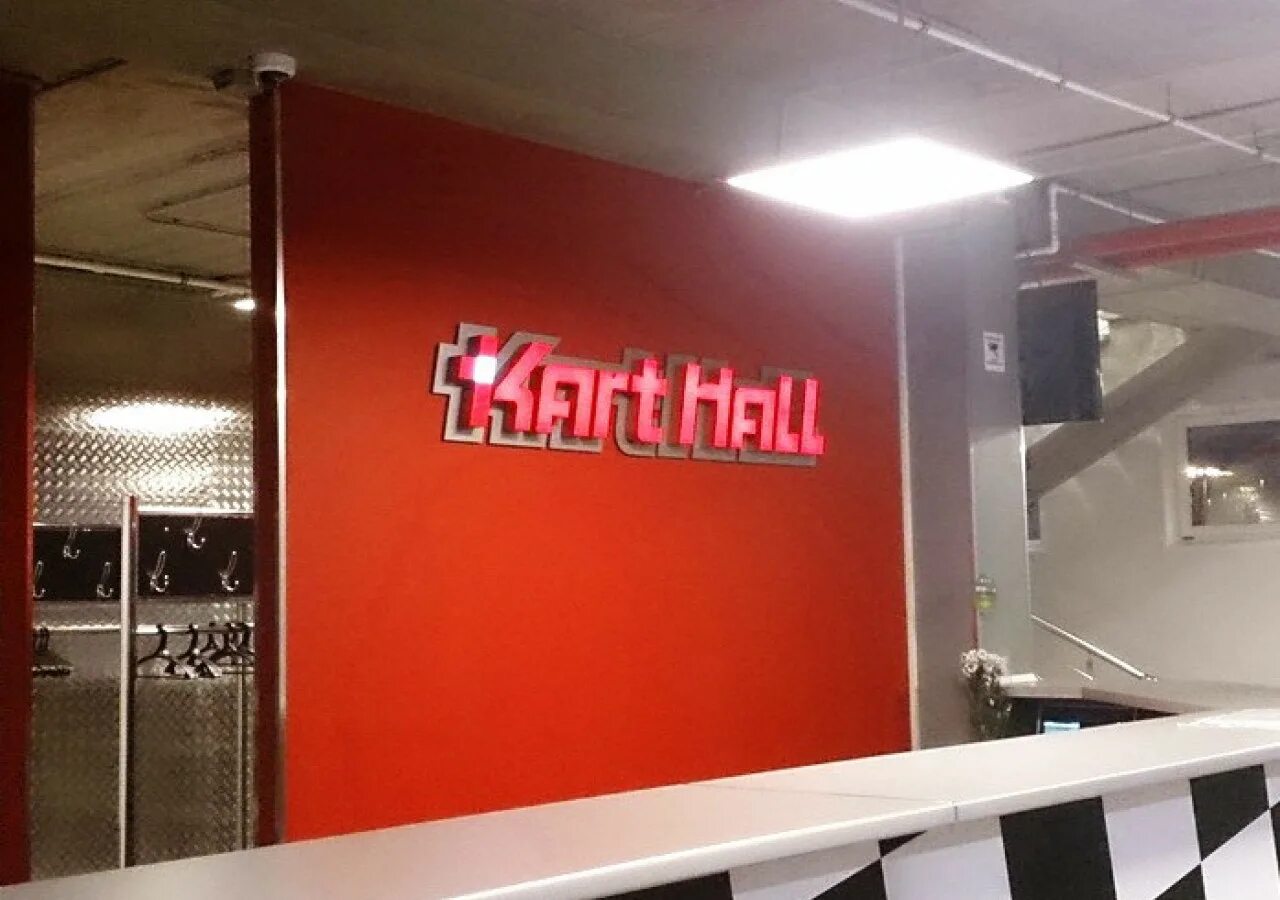 Вывески внутри помещения. Рекламная вывеска внутри помещения. световой короб внутри помещения. вывеска с подсветкой внутри помещения. рекламная вывеска внутри помещения на стене.