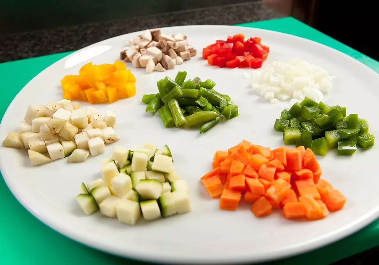 5 нарезка овощей. Нарезанные овощи. Нарезка овощей для салата. Кубики "овощи". Овощи порезанные кубиками.