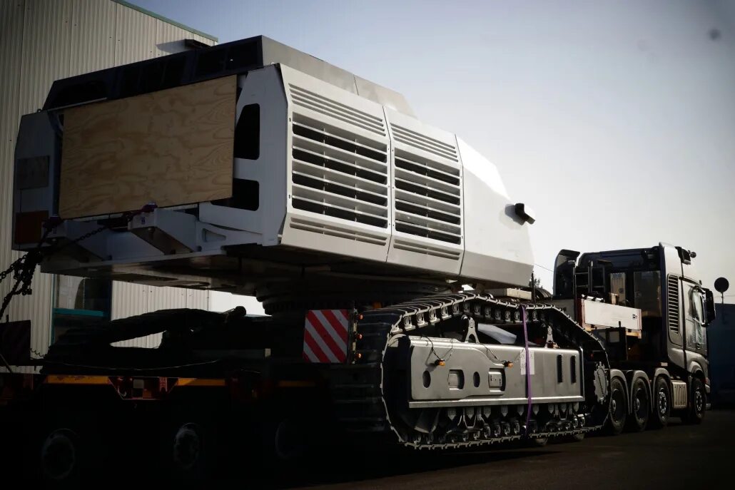 Large and heavy. Человек несет коробку. Make rc ship model. Large and heavy. Самый большой кран в россии на гусеницах.