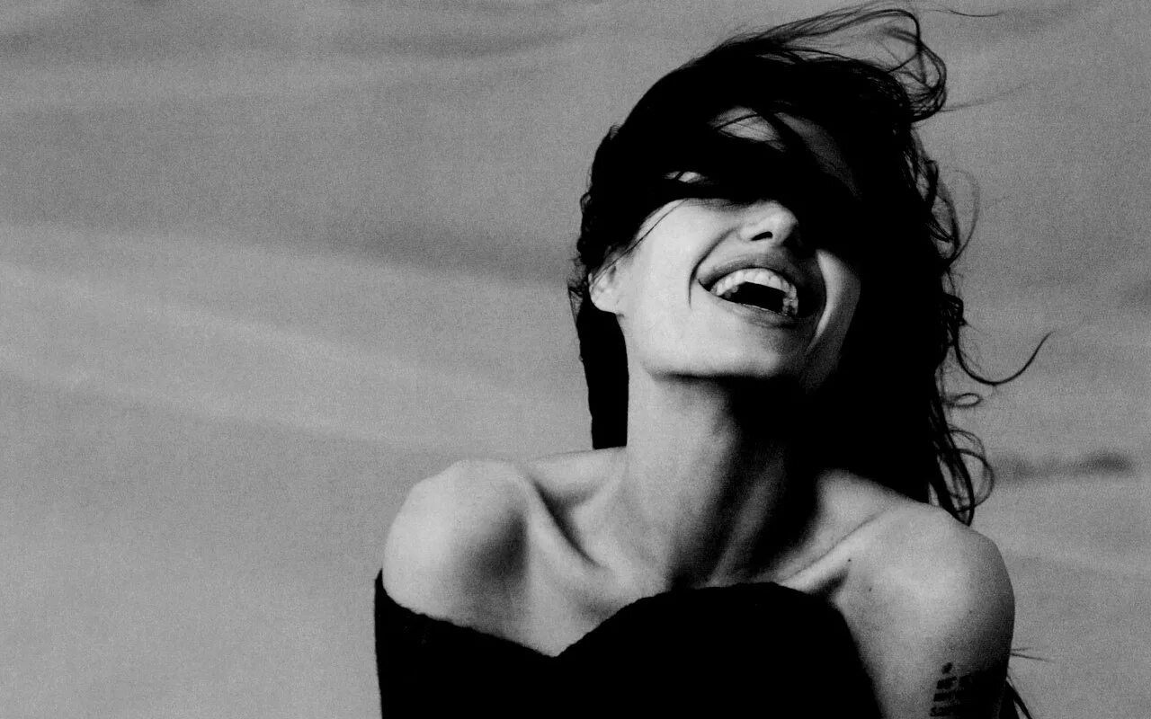 Девушка черно белое. Смеется ночью. Вечер девушка читает на кровати. Девушка смеется. Парень лежит на диване.