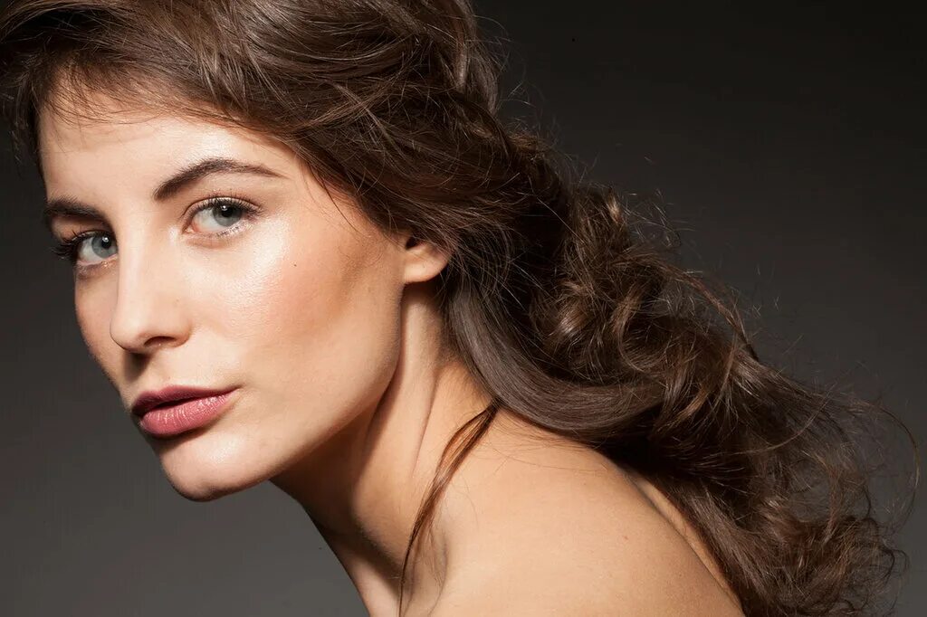 Портрет 3/4. Как выглядит 3 четверти. Фотопортрет освещение. Лицо в три четверти. Светотеневой портрет.