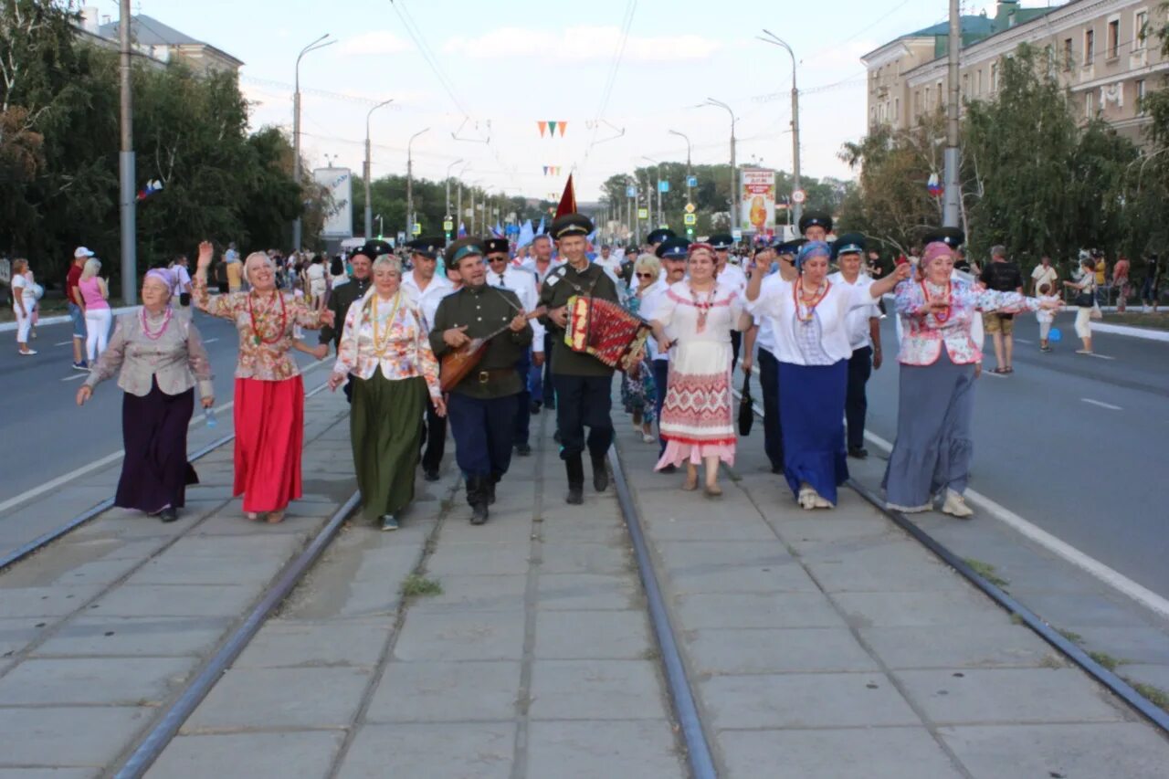 Оренбургские казачки. Оренбург праздник. Праздники Оренбургской области. Народы Оренбуржья.