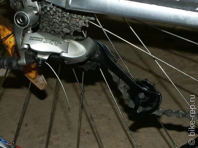 Как установить цепь на скоростной велосипед. Shimano 515 задний переключатель натяжка. Петух на стелс 700. Shimano переключатель скоростей цепь слетела. Цепь трется об переключатель задний.