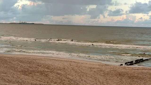 Температура воды в балтийском море зеленоградск. Балтийское море Зеленоградск. Газовая вышка в Балтийском море Зеленоградск.