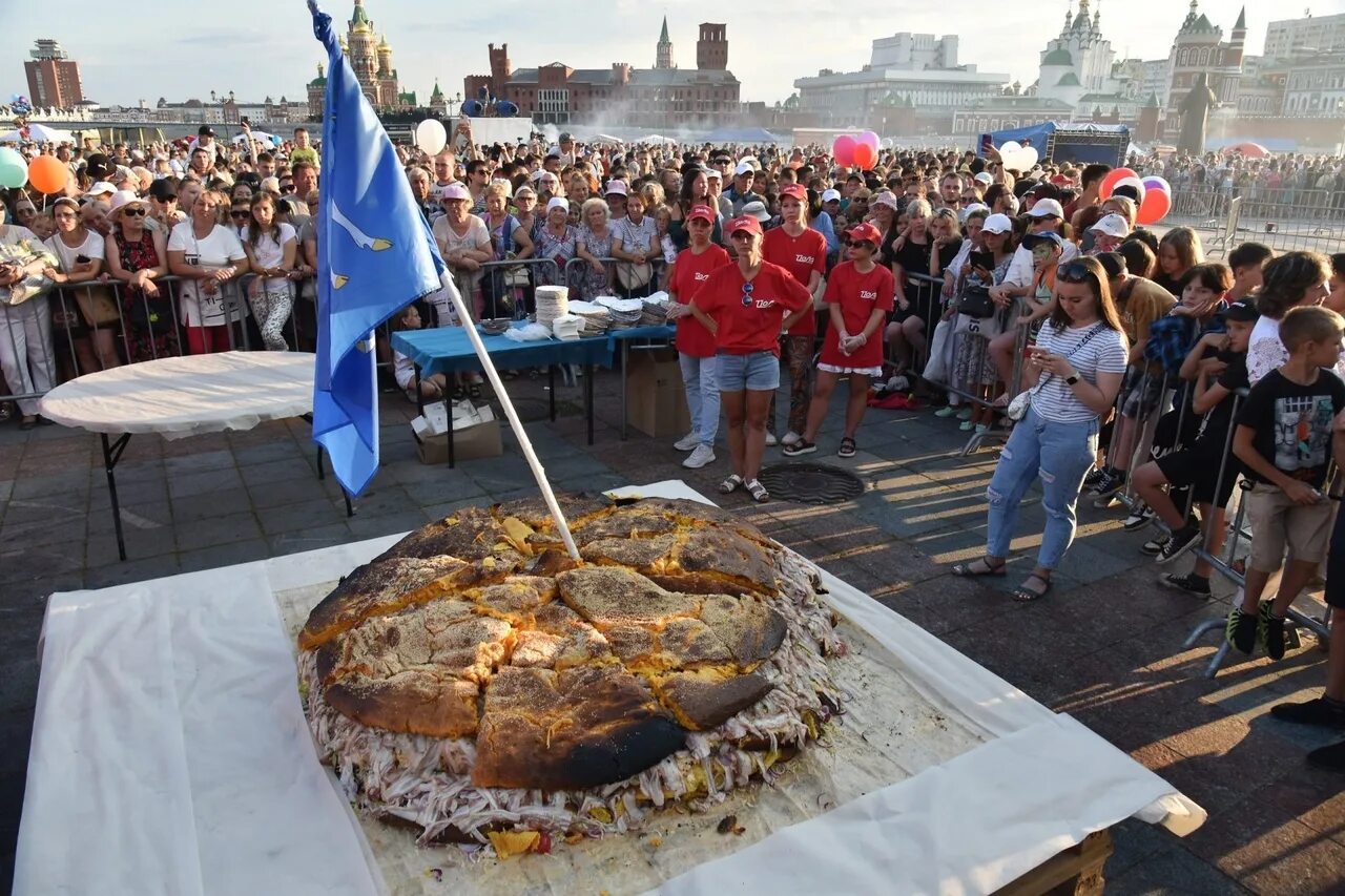 Марбургер Йошкар-Ола день города. День города Йошкар-Ола 2022 самый большой. Самыц большой бургер в мир. Самый большой бургер.