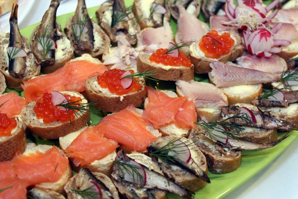 закуски из морепродуктов на праздничный стол. закуски с креветками на праздничный стол. закуски с морепродуктами. холодные закуски с креветками. закуски из морепродуктов на праздничный стол.