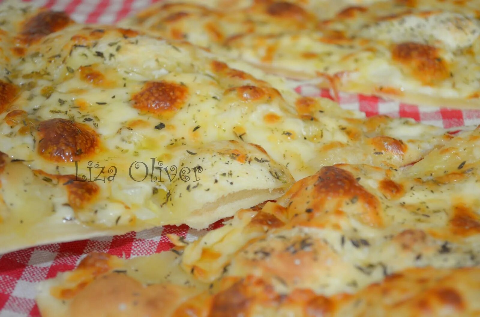 Пицца со сметаной рецепт в духовке. Пицца со сметаной рецепт в духовке. Пицца со сметаной рецепт в духовке. Бывает пицца со сметаной. Пицца сметанная.