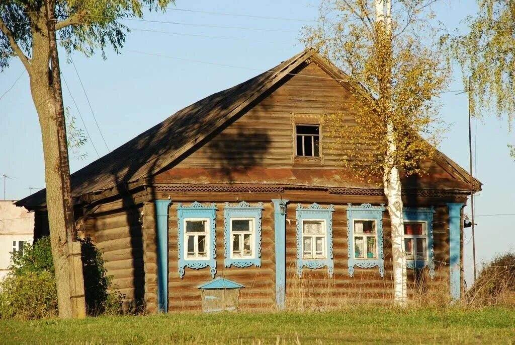 Советский дом в деревне. Деревенский домик. Деревенский деревянный дом. Старинный деревянный дом. Старинный дом в деревне.