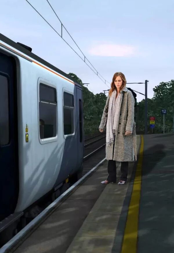 Девушка в вагоне поезда. A train girlfriend. A train girlfriend. A train girlfriend. Чемодан для девочек.