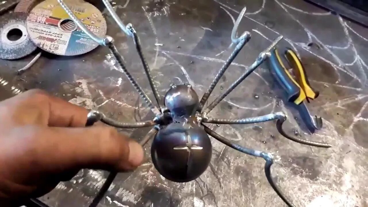 Паук из металла. Паук из металла своими руками. Кованый паук с паутиной. Поделки из металла паук.
