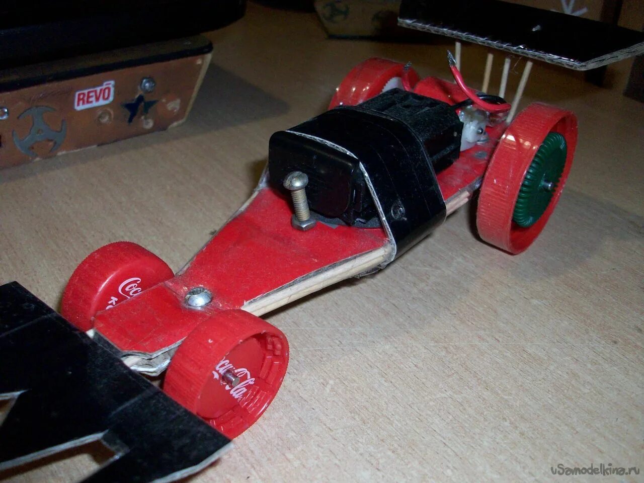 поделки с моторчиком. самодельная игрушечная машина. как сделать машинку из мотора. самодельные игрушечные машинки. моторчики для игрушек.