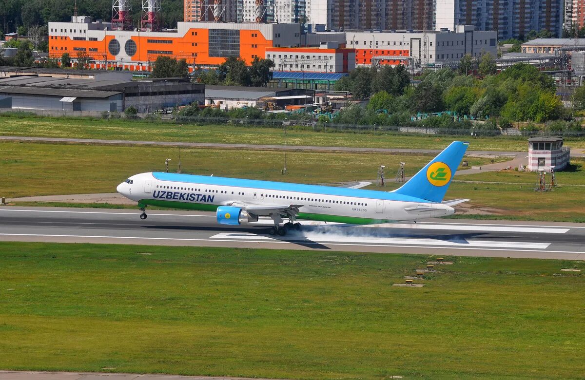 Билет на самолет узбекские авиалинии. Boeing 737 Uzbekistan Airways. Uzbekistan Airways 767. Boeing 767 Uzbekistan Airways. B767 Внуково Самарканд.