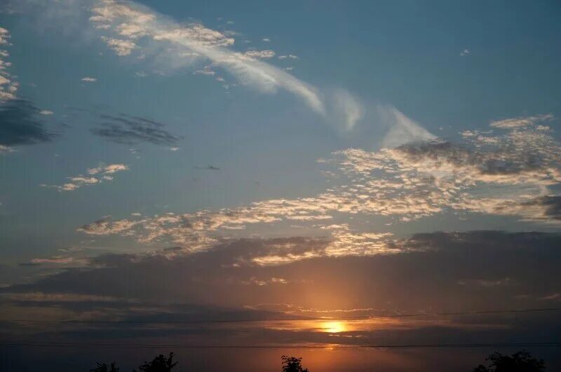 Облака. Горы в облаках. Небо. Грозовое небо с солнцем. Солнце сквозь облака.