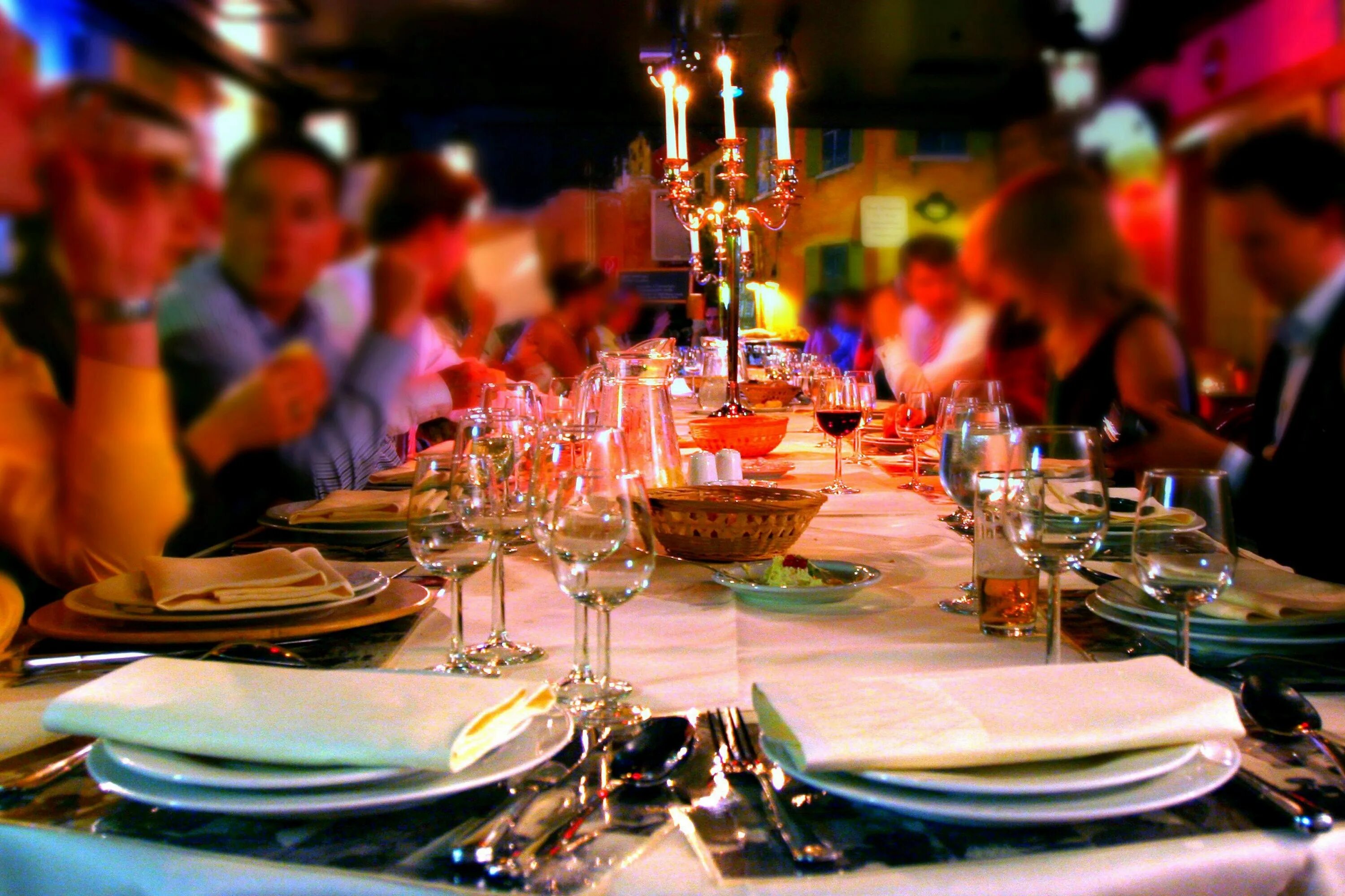 Новогодний стол. Dinner 14 10. Этикет в ресторане. Dinner table. Люди в ресторане.