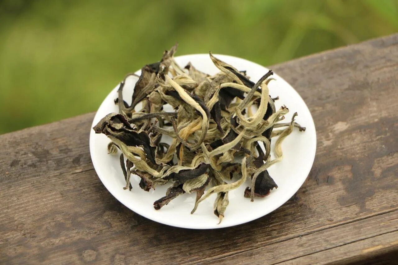 Белый лунный чай. Белый лунный свет чай. Китайский чай из насекомых. Лунный чай рецепт. Белый чай лунный свет цветок.