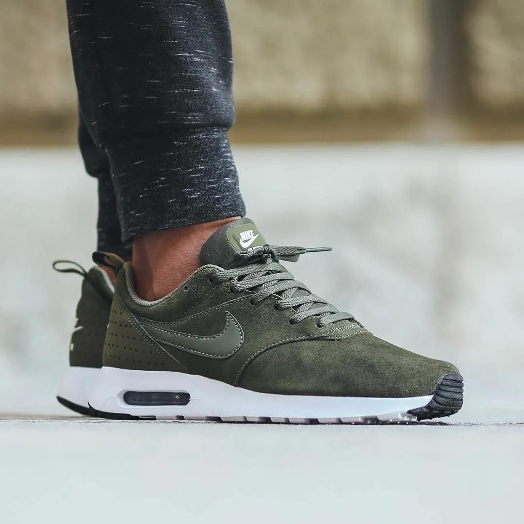 Nike хаки. Nike Air Max Tavas зеленые. Nike Air Max Tavas se Cargo Khaki. Кроссовки найк хаки мужские. Кроссовки найк хаки мужские цена.