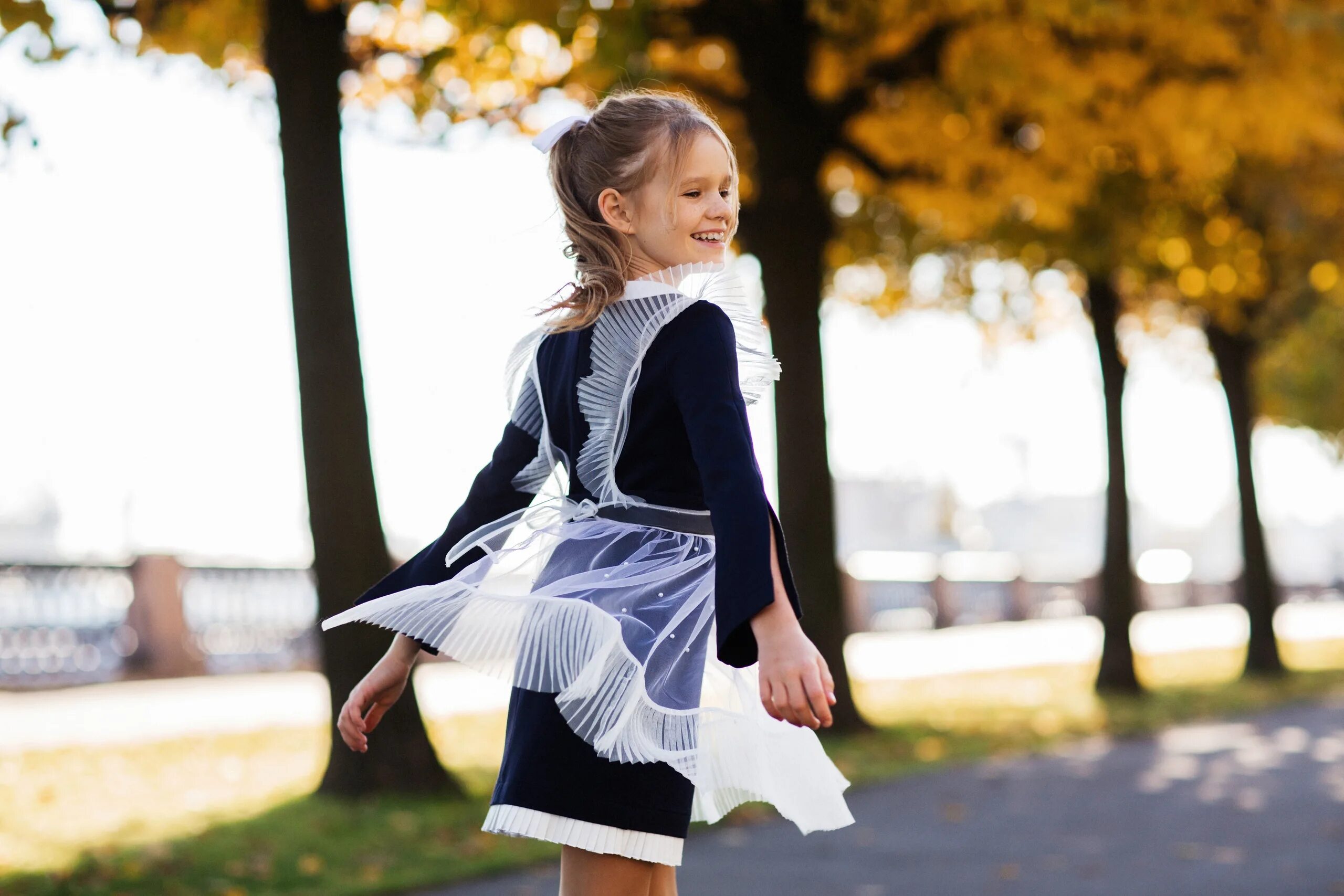 Стильная одежда для школы. Школьная форма для первоклашек. Школьная форма синяя для мальчиков и девочек. Картинки девочка школьной форме. Картинки девочка школьной форме.