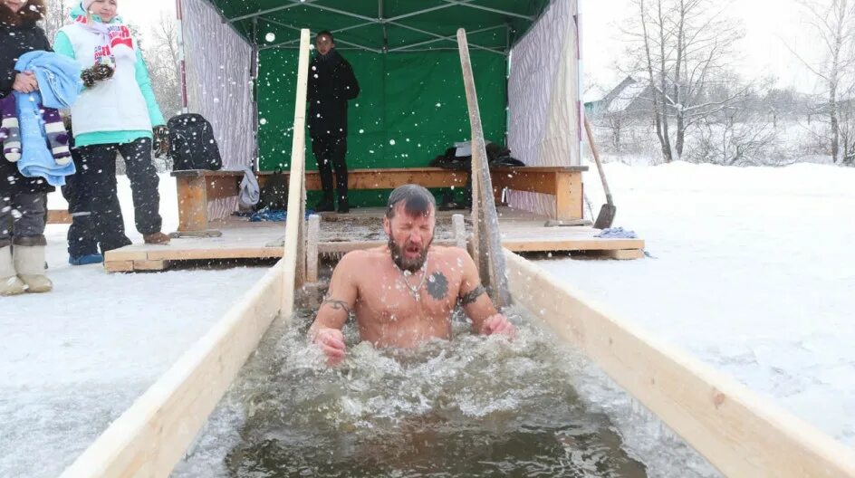Купель где. Купель на реке. проруби в москве на крещение. крещенские купания в москве. купели в москве.