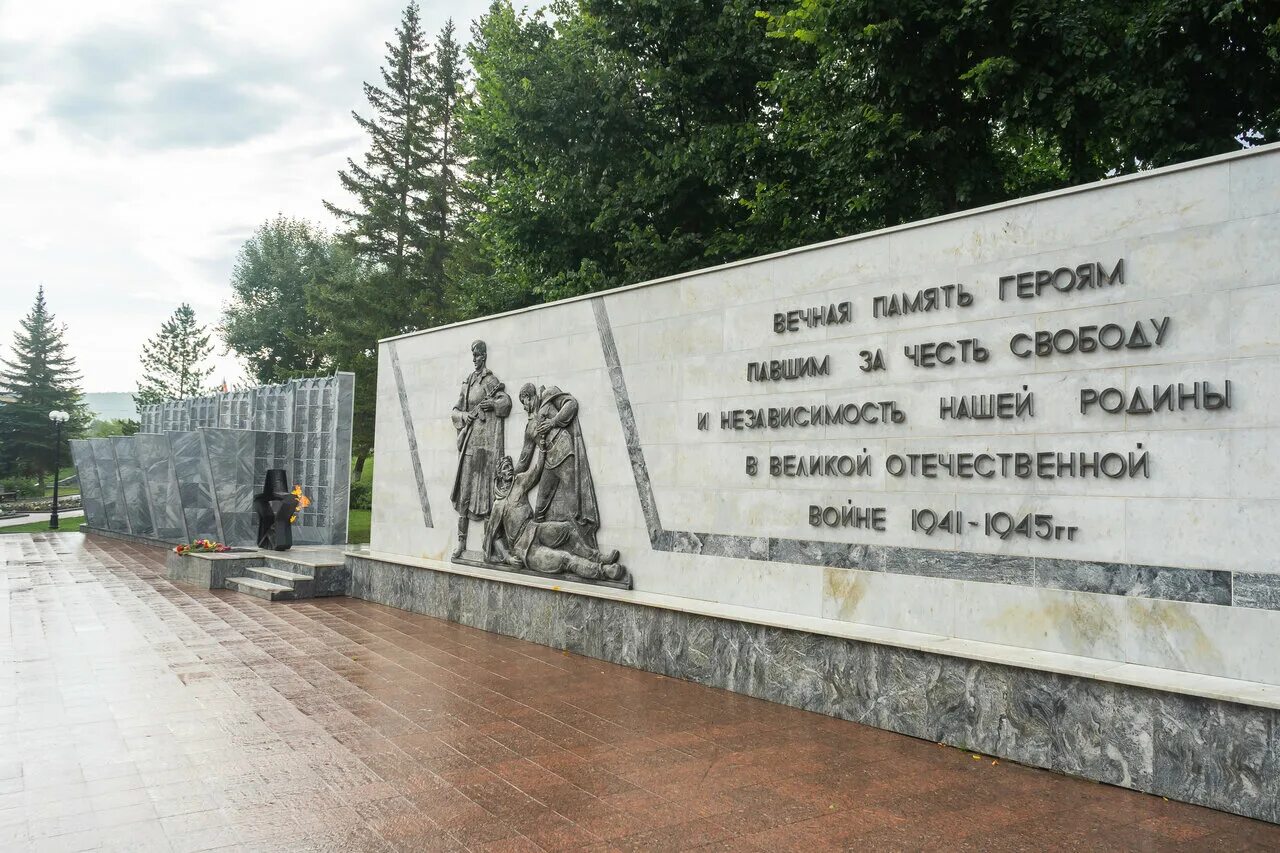 Сквер славы Сатка памятники героям. Сквер Победы Сатка. Сквер славы Сатка вечный огонь. Памятник Вечная Слава героям Сатка.