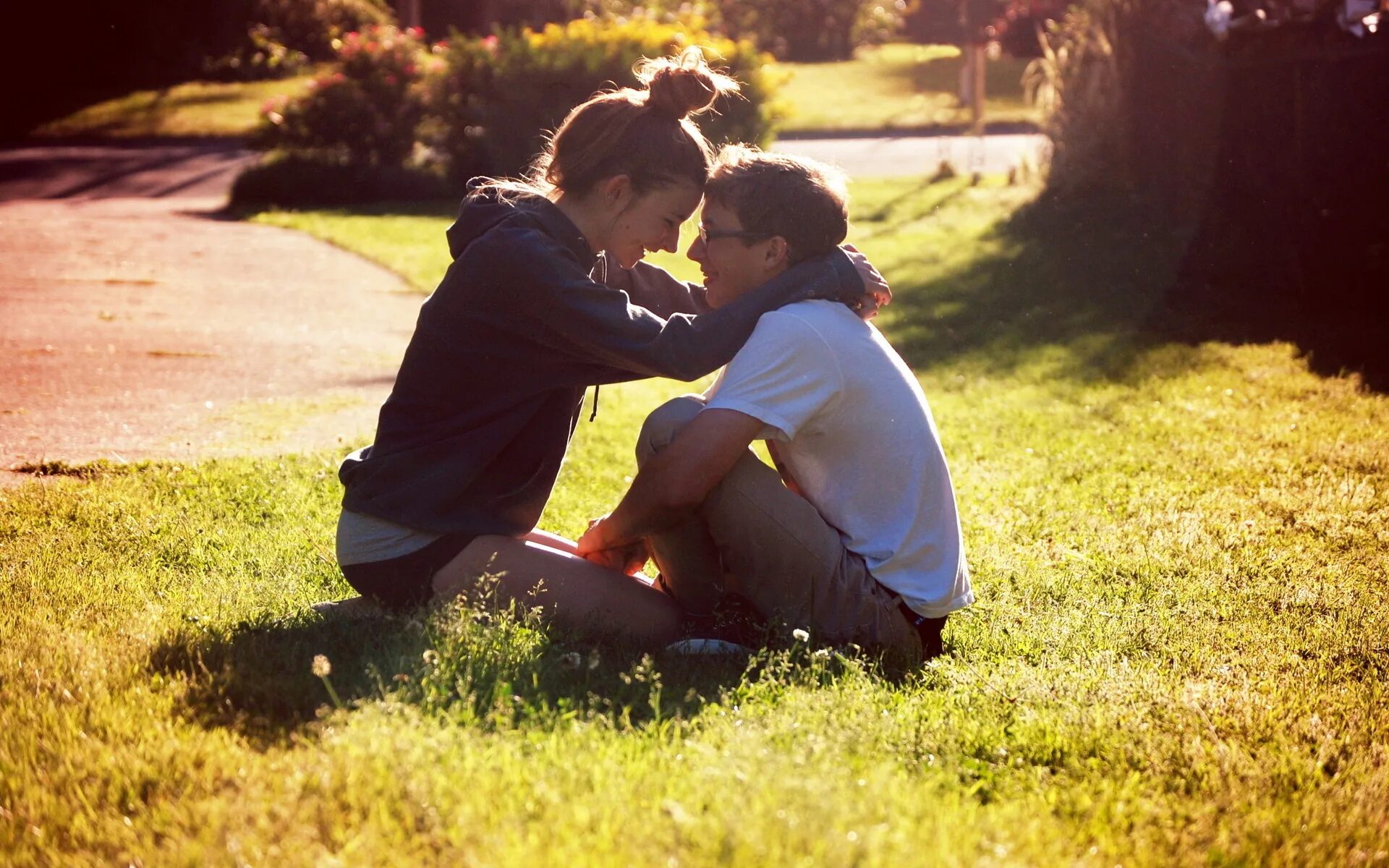 Son s best friend. Объятия. Влюбленные пары. Любовная парочка. Парень и девушка.