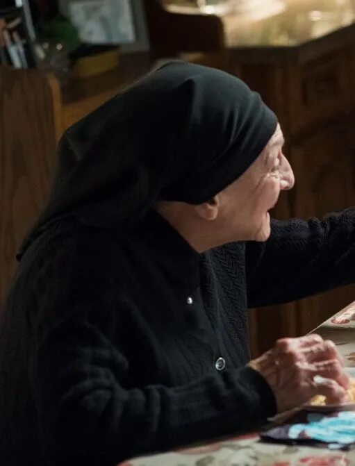 Bess helps her mother. Bess helps her mother. Bess helps her mother. The meisle. Э энском.