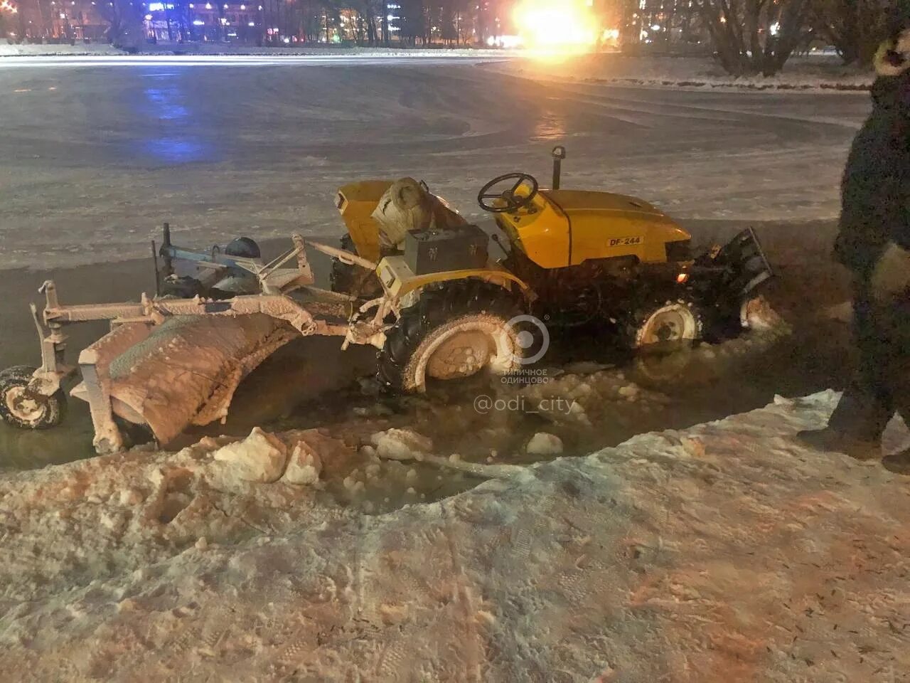 В 6 утра трактор выехал. Трактор-каток. Трактор провалился. Трактор на льду. Трактор провалился под лед.